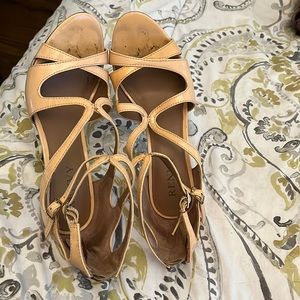 Size 8 Renvy Neutral Heels